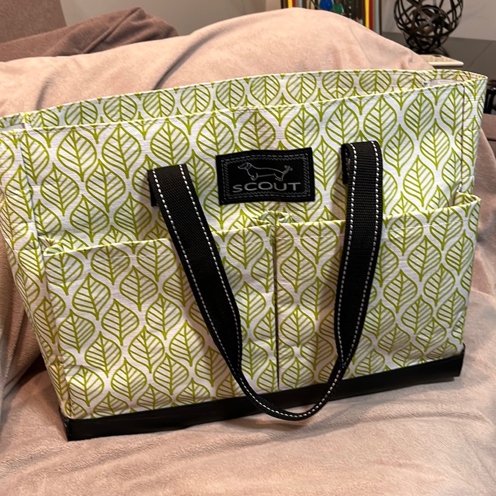 Scout Uptown Girl Elizabeth
Bayleaf tote. Hawaii island